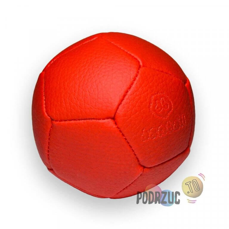 Piłka do żonglowania czerwona złożona z 12 paneli w kształcie pięciokąta, logo producenta Danball wybite w jednym z paneli piłki